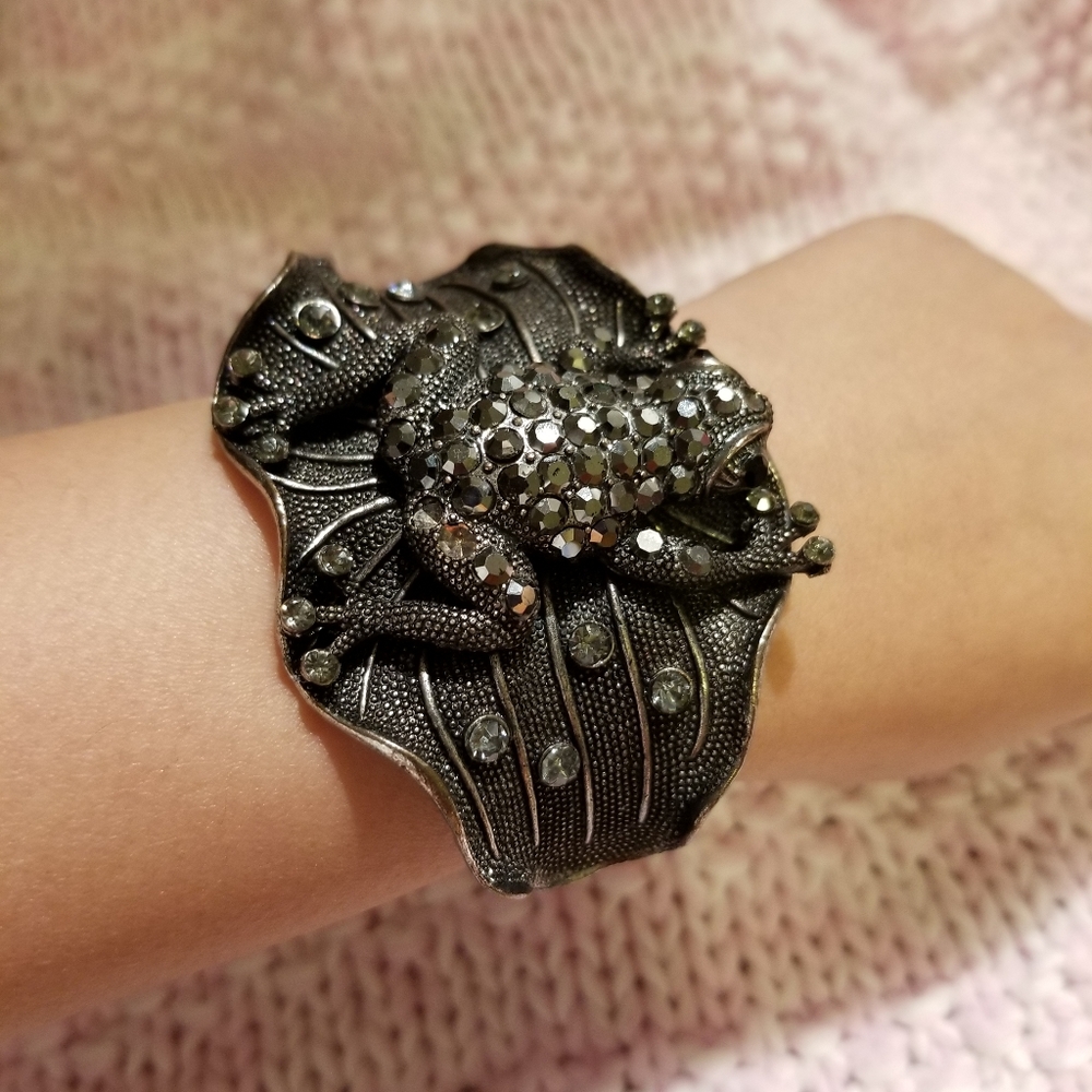 Rhinestones accent Frog hinged bangle